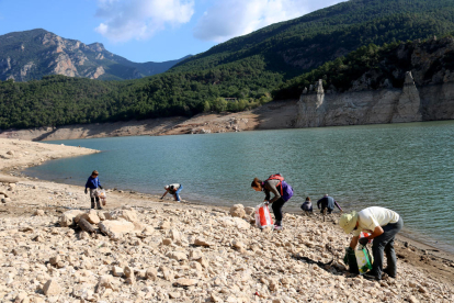 Un grup de voluntaris retirant plàstics del pantà d'Oliana, a l'Alt Urgell.
