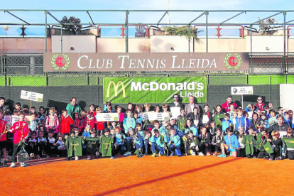 Foto de familia con todos los equipos participantes en esta decimonovena edición de la Liga McDonald's de tenis formativo.