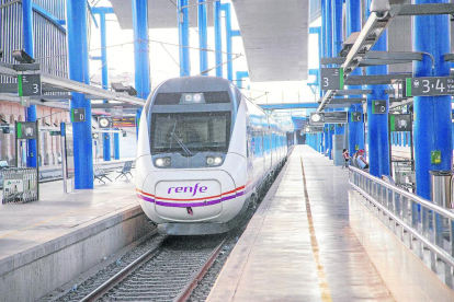 Un tren Avant sortint de Lleida en direcció a Barcelona.