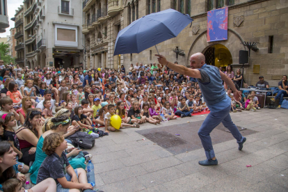 La plaza Paeria se llenó de público que presenciaba el espectáculo 'L'actitud' de la compañía JAM.