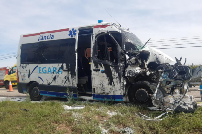 Estado en el que quedó la ambulancia tras el accidente en la carretera LP-3322 en Vila-sana. 