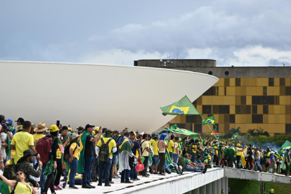 Bolsonaristes radicals envaeixen el Palau presidencial del Brasil