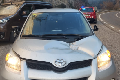 L'estat en què va quedar dissabte al matí un vehicle després de caure-li diverses pedres al capó i al retrovisor.