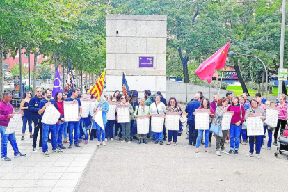 La presentación de los actos, junto a la placa con el nombre de Clot de les Granotes