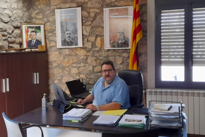 Janés (centre), durant una visita d’obres a Alcarràs.