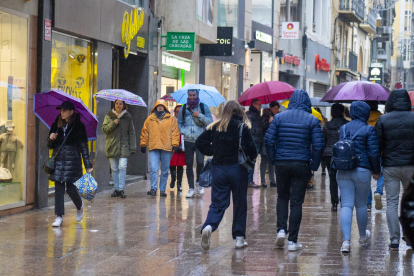 Ayer hubo menos gente de compras por el Eix Comercial que el sábado a causa de la lluvia. 