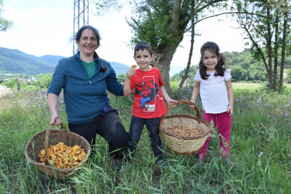 Eva Campi amb els seus fills després de recollir dos cistells de bolets als boscos de la Cerdanya de Lleida