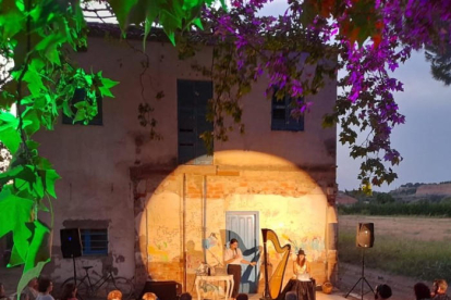 L’artista de Guissona Glòria Ribera i Berta Puigdemasa van presentar el juliol passat la Casa del Bosc.
