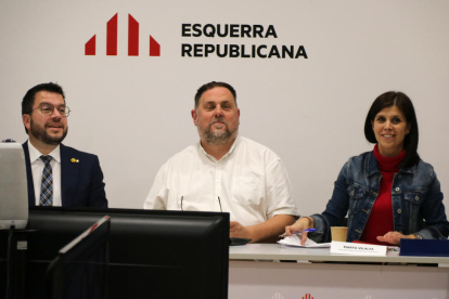 El president de la Generalitat, Pere Aragonès, el president d'ERC, Oriol Junqueras, i la secretària general adjunta, Marta Vilalta, en una reunió de l'Executiva Nacional d'ERC a la seu del partit.