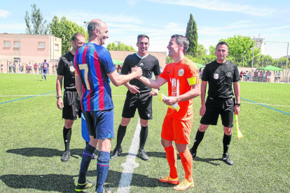 Bojan i Óscar Arpón fan el sorteig de capitans davant d'Estrada.