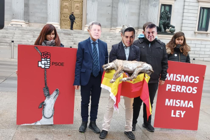 Llevan ante el Congreso un galgo muerto para exigir al PSOE la retirada de su enmienda sobre perros de caza
