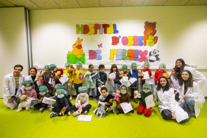 El Hospital de Ositos de Peluche abrió ayer sus puertas en la Ludoteca de La Bordeta, por donde pasarán más de 300 niños hasta el viernes. 