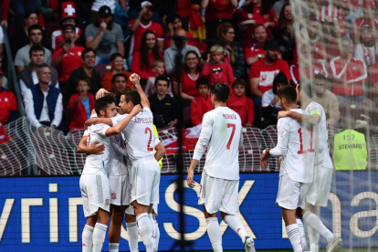 Els jugadors de Luis Enrique celebren l’únic gol, marcat per Sarabia.