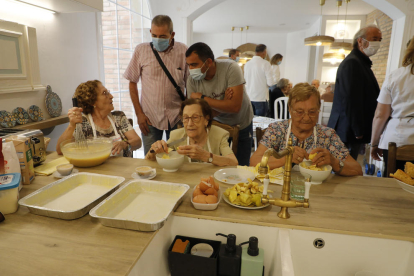 Usuarias del centro utilizando la cocina de una de las unidades de convivencia de la residencia.