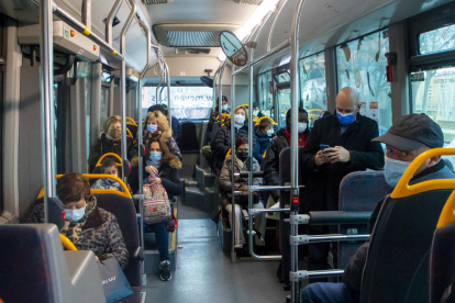 Usuaris d’un autobús urbà de Lleida, ahir amb mascareta.
