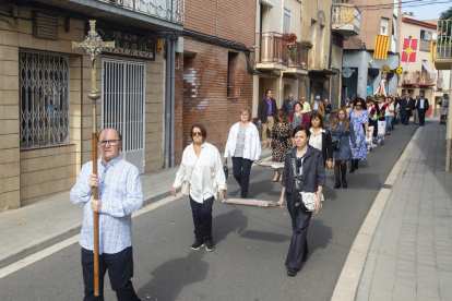 Momento de la procesión con diversos ciudadanos portando el pan bendito por las calles del municipio.