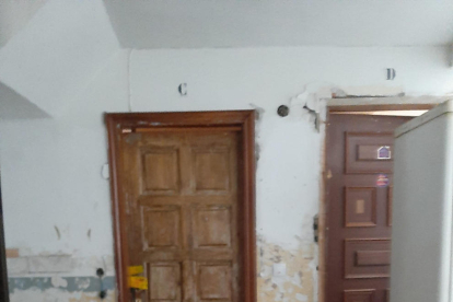 El sostre del bany d’un habitatge es va esfondrar per les accions dels okupes que viuen en aquests pisos.