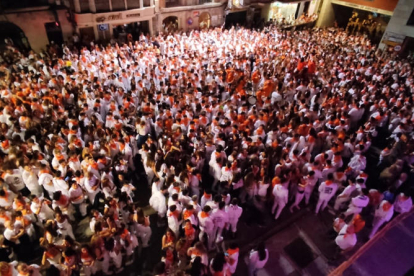 El ‘coetasso’ d’inici de les festes va congregar dimarts a la nit una marea blanca i taronja al passeig Barrón de Fraga.