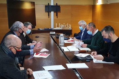 Reunión entre el alcalde de Lleida y representantes de la empresa Moventis-Autobusos de Lleida