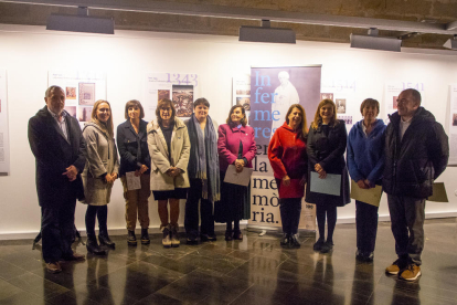 Representantes del IEI, la Paeria, la Diputació, el COILL y el departamento de Salud, ayer durante la inauguración de la exposición. 