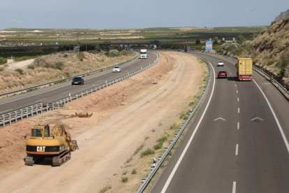 Trabajos previos en la autopista a su paso por Castelldans para la instalación de los nuevos dispositivos. 