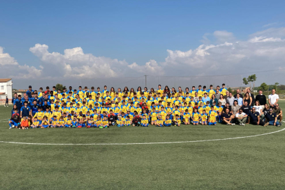 Foto de família de jugadors i jugadores que formen part de l’Escola de Futbol de la Noguera.