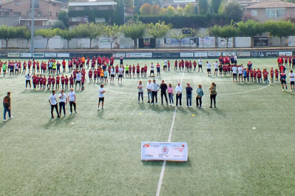 Foto de família de jugadors i jugadores que formen part de l’Escola de Futbol de la Noguera.