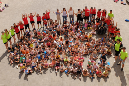 Foto de grup de petits, monitors i representants del consistori de Tàrrega.