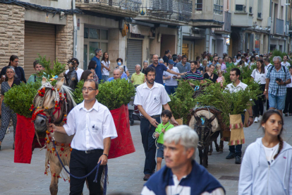 Decenas de personas llenaron el centro para presenciar en la tradicional entrada del agua a la que se le atribuye propiedades milagrosas. 