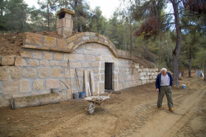Joan Agustí Tarragó davant de la cabana que va començar a construir fa més de quatre mesos i que espera inaugurar a la primavera.