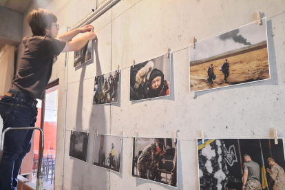 Uno de los artistas, Odariuk Vadym, durante el montaje de la exposición en las salas de la bodega.