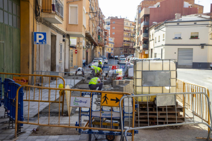 Obras en el cruce entre las calles de les Corts Catalanes y Noguera.