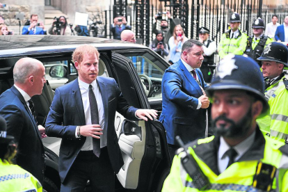 El duc de Sussex arribant ahir al Tribunal Superior de Londres.