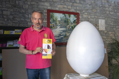 El alcalde junto al huevo gigante que será marca de la Fira.