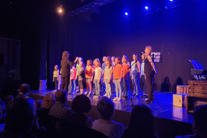 Una veintena de ‘cantaires’ ofrecieron un concierto en los Cinemes Goya de Magraners. 