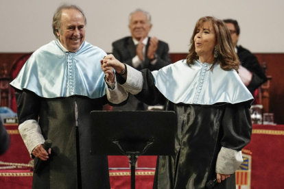 Joan Manuel Serrat i Maria del Mar Bonet, ahir a la UB.