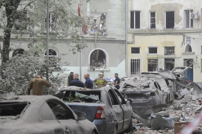 Les destrosses que va causar l’atac contra un edifici a Lviv.