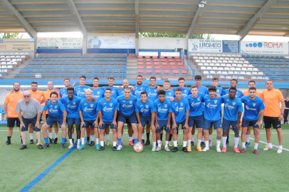 El president de l’Atlètic Lleida, Xavier Batalla, en el discurs als futbolistes abans de la primera sessió.