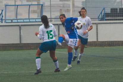 Andrea, autora de un doblete, trata de aprovechar un malentendido entre la defensa y la portera del Córdoba.