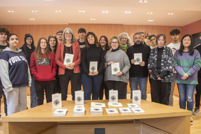 La xarrada ‘Del gris al violeta’, ahir a l’institut Guindàvols.