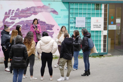 La charla ‘Del gris al violeta’, ayer en el instituto Guindàvols. 