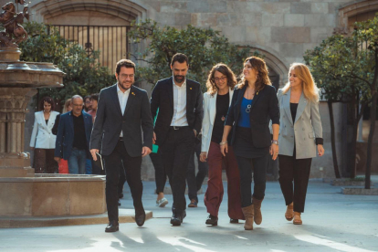 El president, acompanyat per part del Consell Executiu després de la reunió d’ahir a la Generalitat.