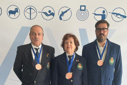 José Triquell, Nunci Rodríguez i Lluís Bach, amb les medalles.