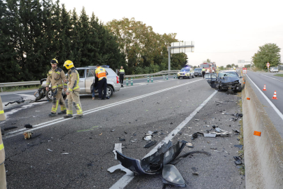 Servicios de emergencias ayer tras la colisión frontal entre dos vehículos en Alcoletge. 