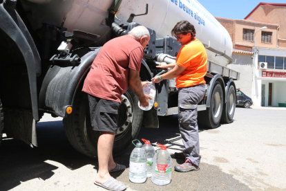 Proveeixen amb cisternes veïns de les Garrigues i el Segrià després d'una setmana de no poder beure aigua de l'aixeta