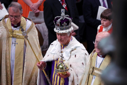 Carlos de Inglaterra, tras ser coronado en la ceremonia solemne en la Abadía de Westminster. 