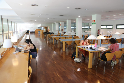 La biblioteca de Medicina, con pocos usuarios ayer por la mañana.