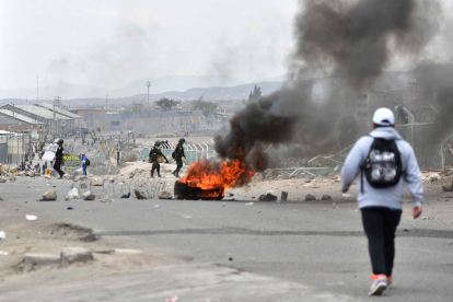 Miembros de la Policía enfrentan manifestantes en las inmediaciones del aeropuerto de Arequipa.