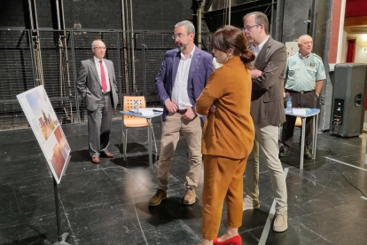 El director dels serveis territorials d'Interior a Lleida, Xavier Garrós, amb l'alcalde de Mollerussa, Marc Solsona, observant com serà la nova comissaria de l'ABP Pla d'Urgell-Garrigues.