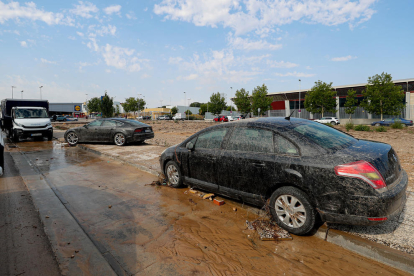 Vista dels danys registrats per l'aigua aquest divendres després de la forta tempesta caiguda ahir a la tarda a Saragossa.
